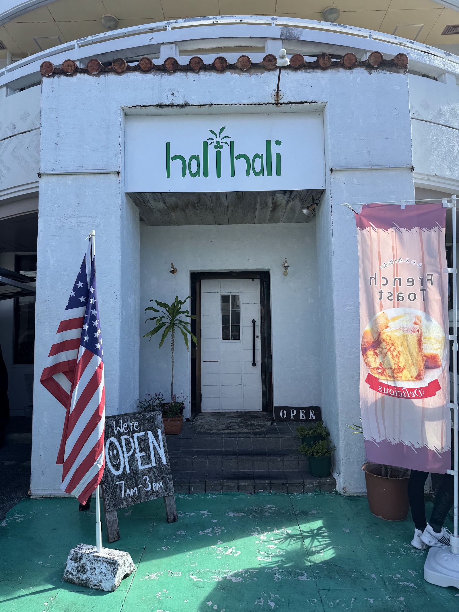 Hali Hali storefront with 7am to 3pm chalkboard